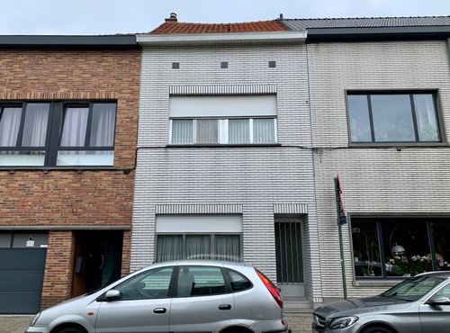 SCHITTEREND GELEGEN RENOVATIEWONING MET VEEL RUIMTE EN TUIN