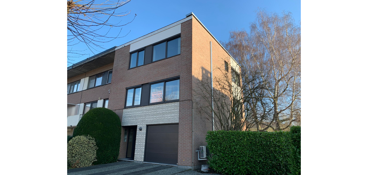 STATIGE HOB MET 4 SLAAPKAMERS - GARAGE - TUIN
