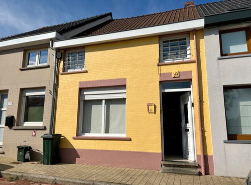 GOED GELEGEN, GERENOVEERDE GEZELLIGE WONING MET TUIN