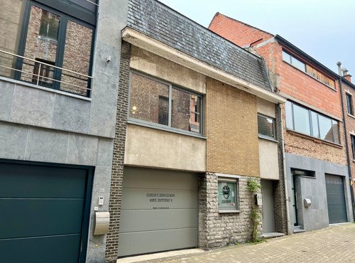 RUIME BEL-ETAGE IN VOLLE CENTRUM MET GROTE GARAGE EN GIGANTISCH TERRAS