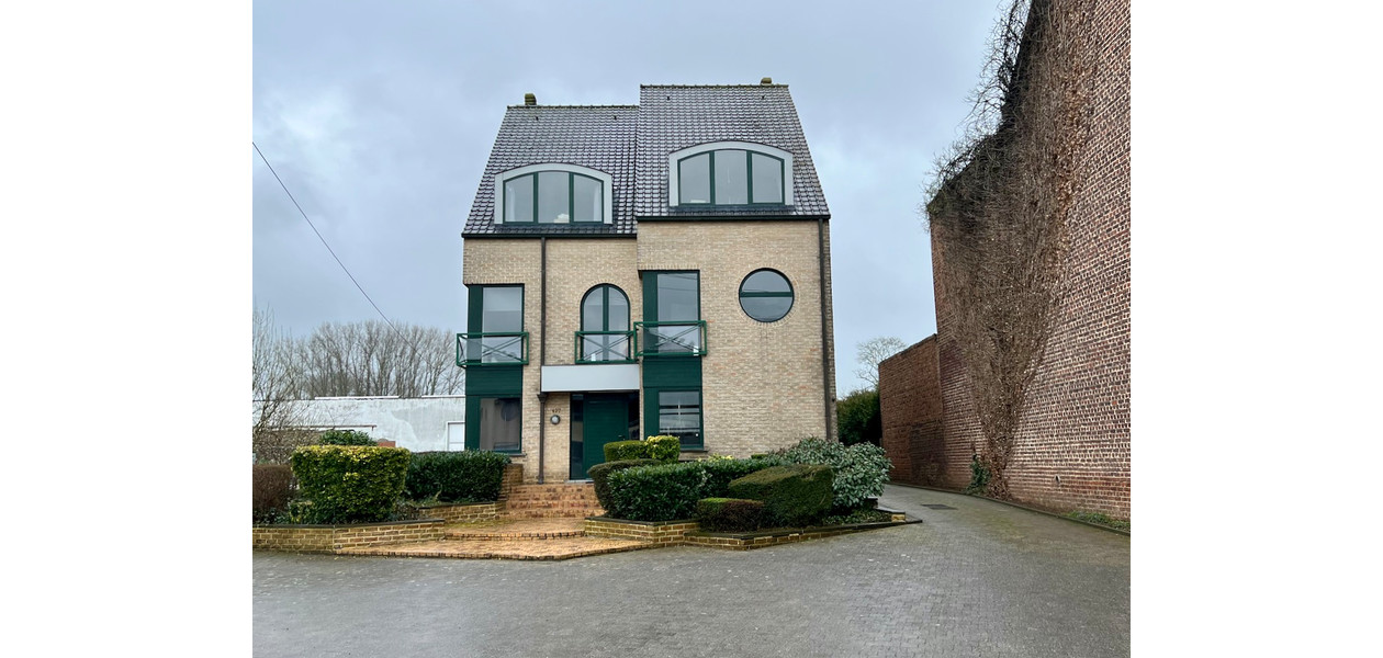 LUCRATIEVE OPBRENGST EIGENDOM : 5 APPARTEMENTEN & 6 GARAGES