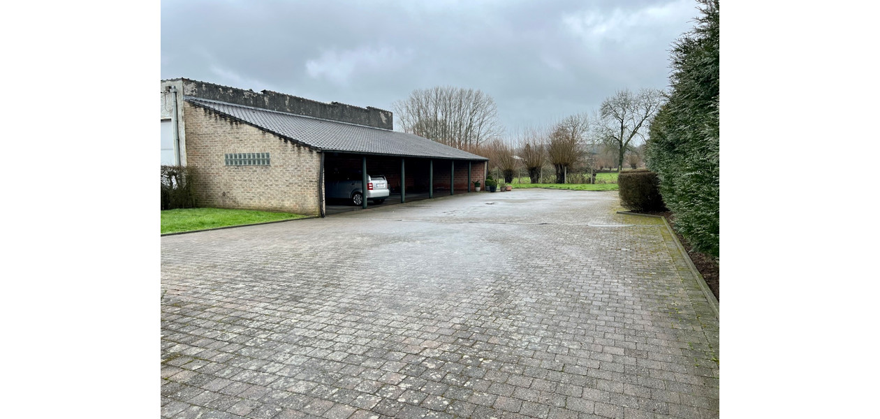 LUCRATIEVE OPBRENGST EIGENDOM : 5 APPARTEMENTEN & 6 GARAGES