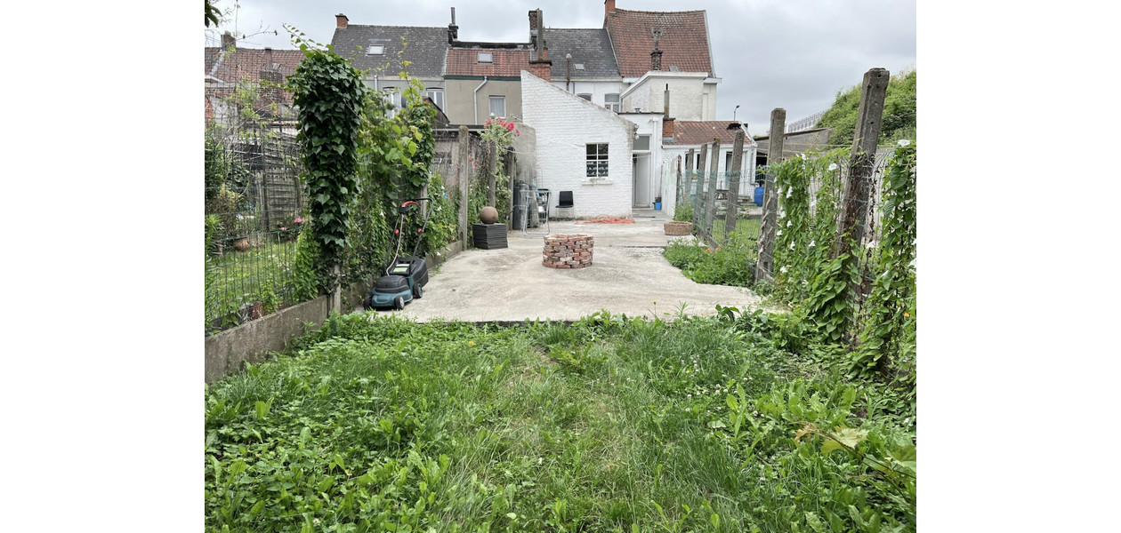 VERDER AF TE WERKEN RUIME RW MET 4 SLAAPKAMERS EN GROTE TUIN IN VOLLE CENTRUM