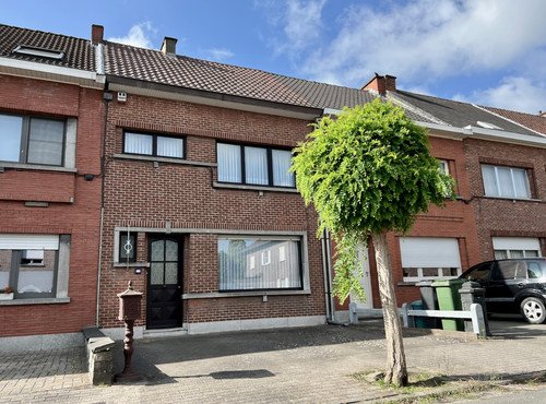 ROBUSTE GEZINSWONING MET 3 SLAAPKAMERS - PRIVE PARKING EN ONDERHOUDEN STADSTUIN