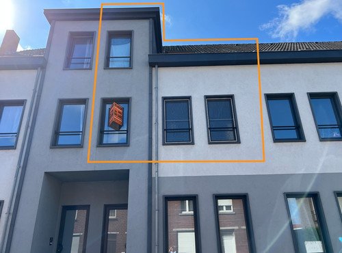 RUIME DUPLEX MET 3 SLAAPKAMERS IN DE STADSRAND MET STAANPLAATS