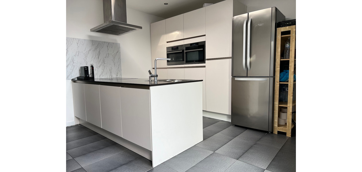 VOLLEDIG EN ULTRA MODERN GERENOVEERDE RW MET 3 SLPKMRS