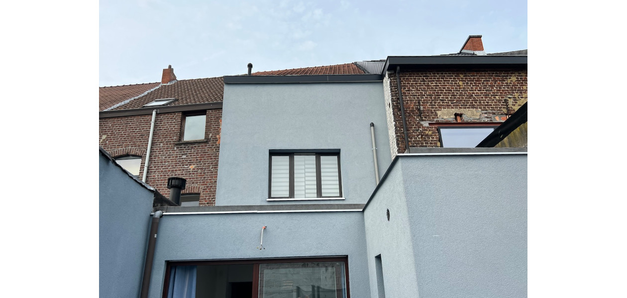 VOLLEDIG EN ULTRA MODERN GERENOVEERDE RW MET 3 SLPKMRS