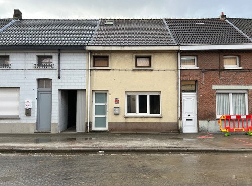 OP TE FRISSEN LEUKE FAMILIEWONING MET GROTE TUIN EN ZIJ-INGANG