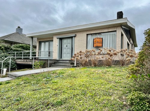 STIJLVOLLE VILLA NABIJ HET CENTRUM MET GROTE TUIN, 3 SLAAPKAMERS & GARAGE