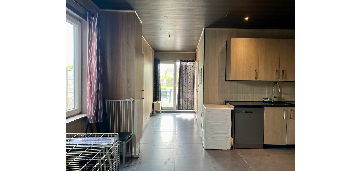 OP TE FRISSEN WONING MET 4 SLPKMRS-TUIN EN PRIVÉ ZIJ-INGANG