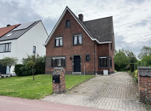 CHARMANTE OP TE FRISSEN VILLA IN LANDELIJKE OMGEVING. 1084 M2