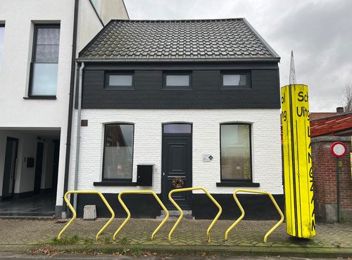 SUPER GEZELLIGE STARTERS- EN/OF KLEINE GEZINSWONING MET GROTE TUIN. INSTAPKLAAR