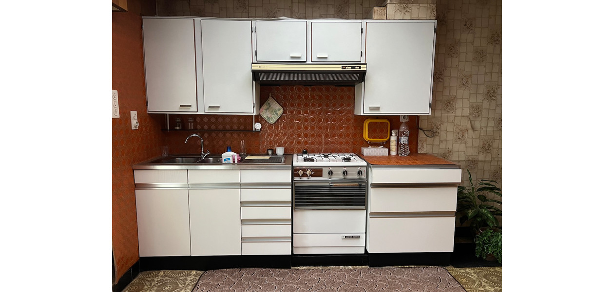 TE RENOVEREN GEZELLIGE WONING IN VOLLE CENTRUM MET TUINTJE