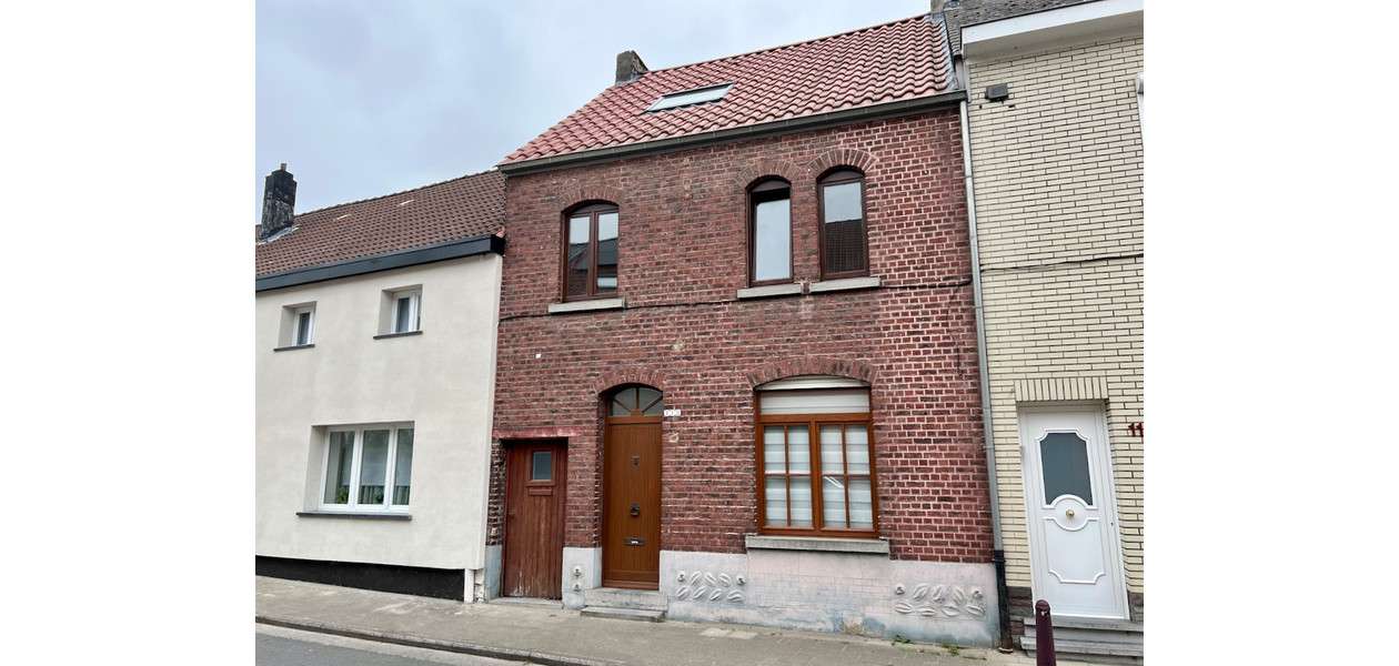 HEEL RUIME GEZINSWONING MET 3 SLPKMRS, ZIJ-INGANG EN TUIN