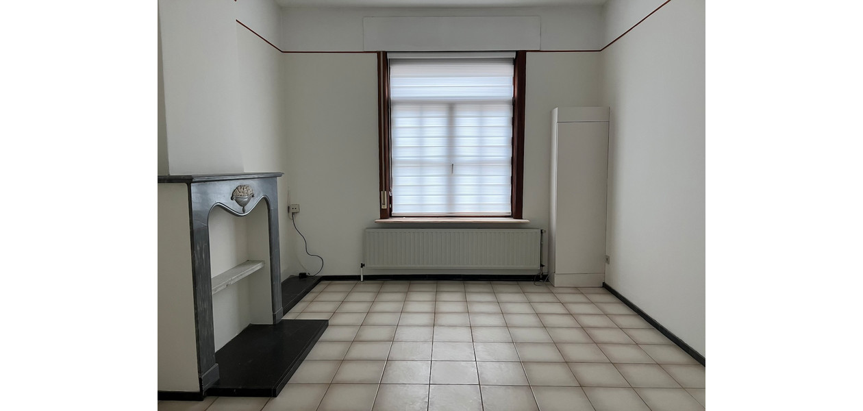 HEEL RUIME GEZINSWONING MET 3 SLPKMRS, ZIJ-INGANG EN TUIN