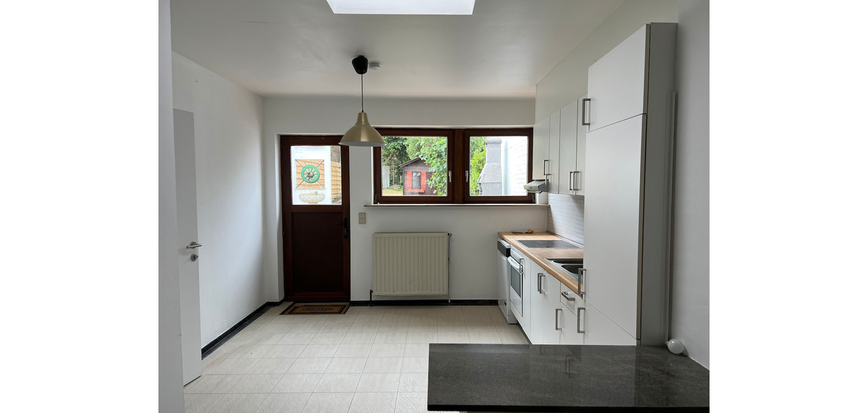 HEEL RUIME GEZINSWONING MET 3 SLPKMRS, ZIJ-INGANG EN TUIN