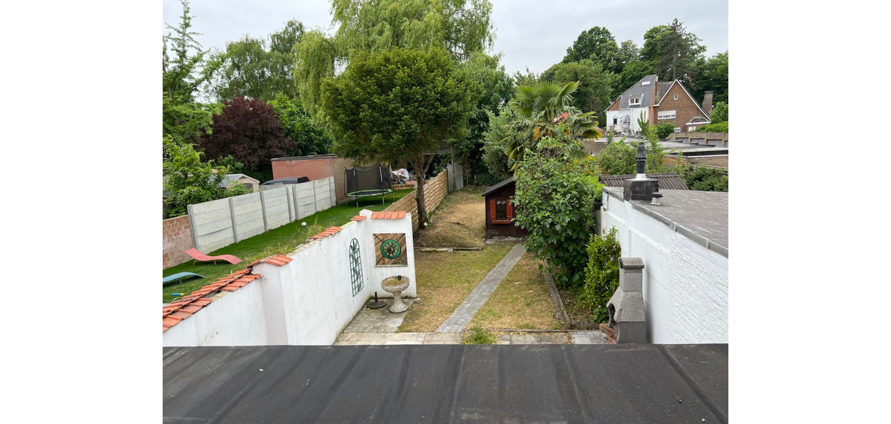 HEEL RUIME GEZINSWONING MET 3 SLPKMRS, ZIJ-INGANG EN TUIN