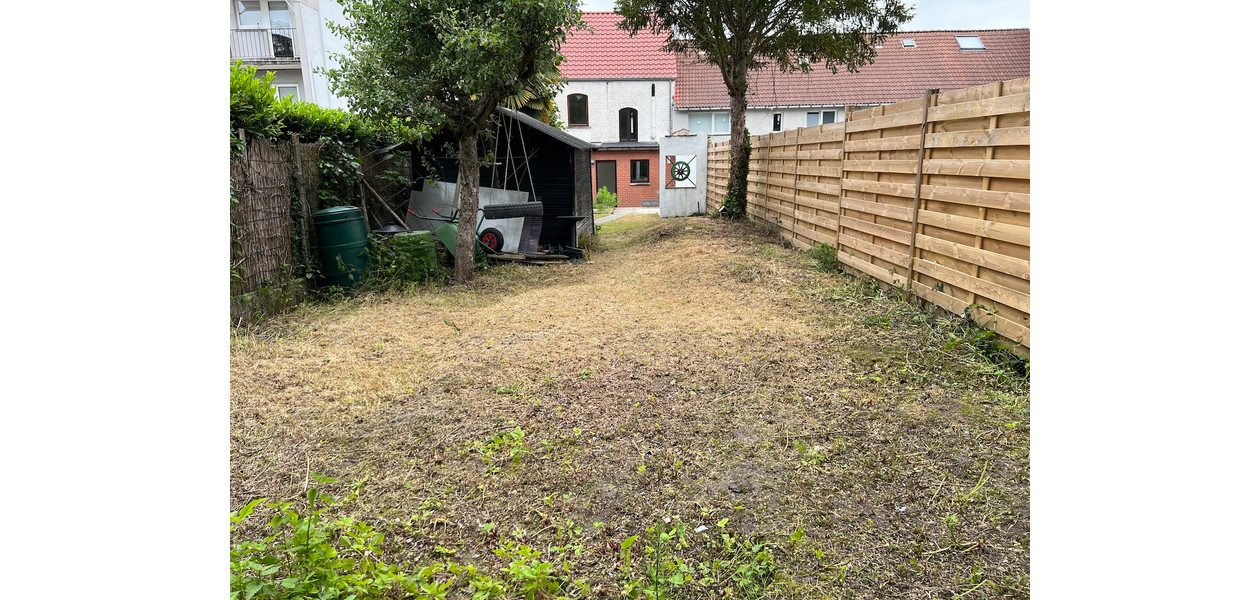 HEEL RUIME GEZINSWONING MET 3 SLPKMRS, ZIJ-INGANG EN TUIN