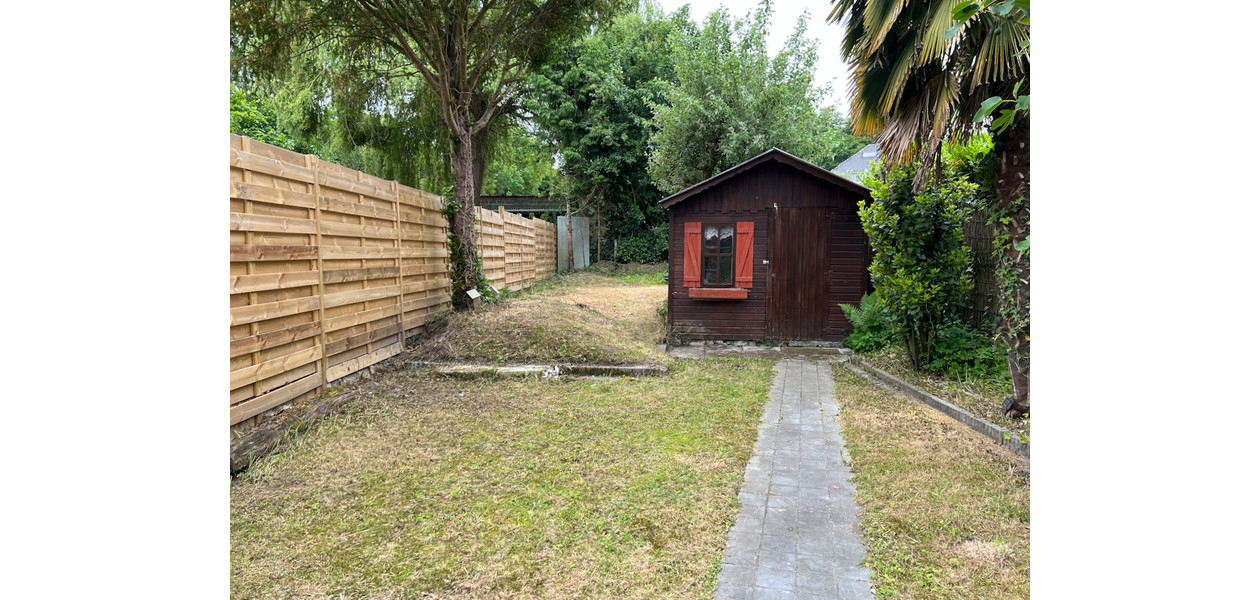 HEEL RUIME GEZINSWONING MET 3 SLPKMRS, ZIJ-INGANG EN TUIN