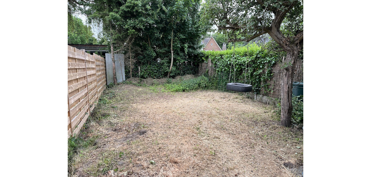HEEL RUIME GEZINSWONING MET 3 SLPKMRS, ZIJ-INGANG EN TUIN