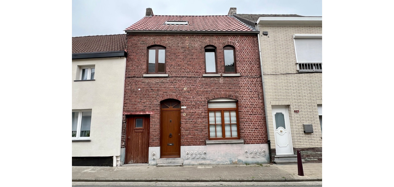 HEEL RUIME GEZINSWONING MET 3 SLPKMRS, ZIJ-INGANG EN TUIN