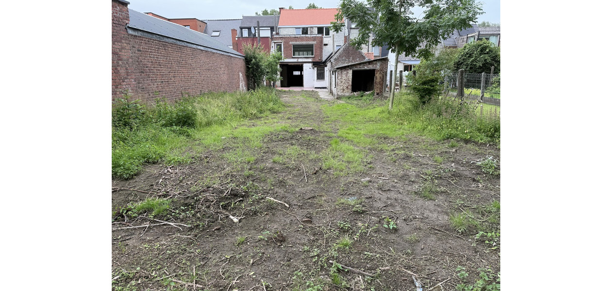 PROFESSION ET HABITATION DANS UN IMMEUBLE. IMMENSE JARDIN