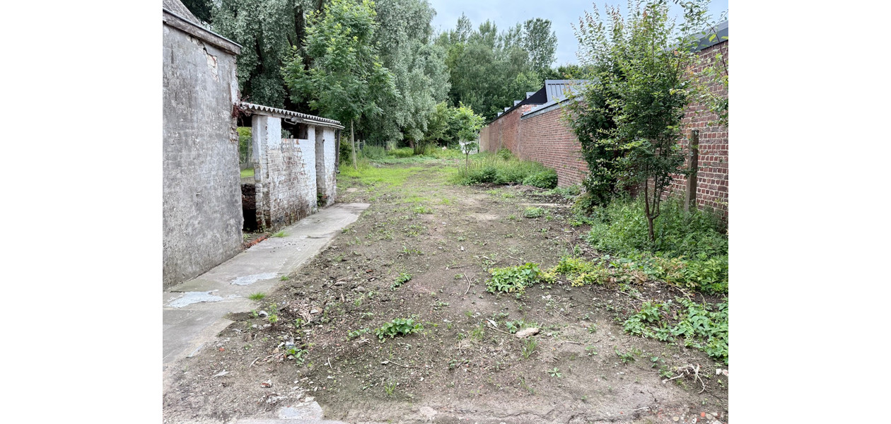 PROFESSION ET HABITATION DANS UN IMMEUBLE. IMMENSE JARDIN
