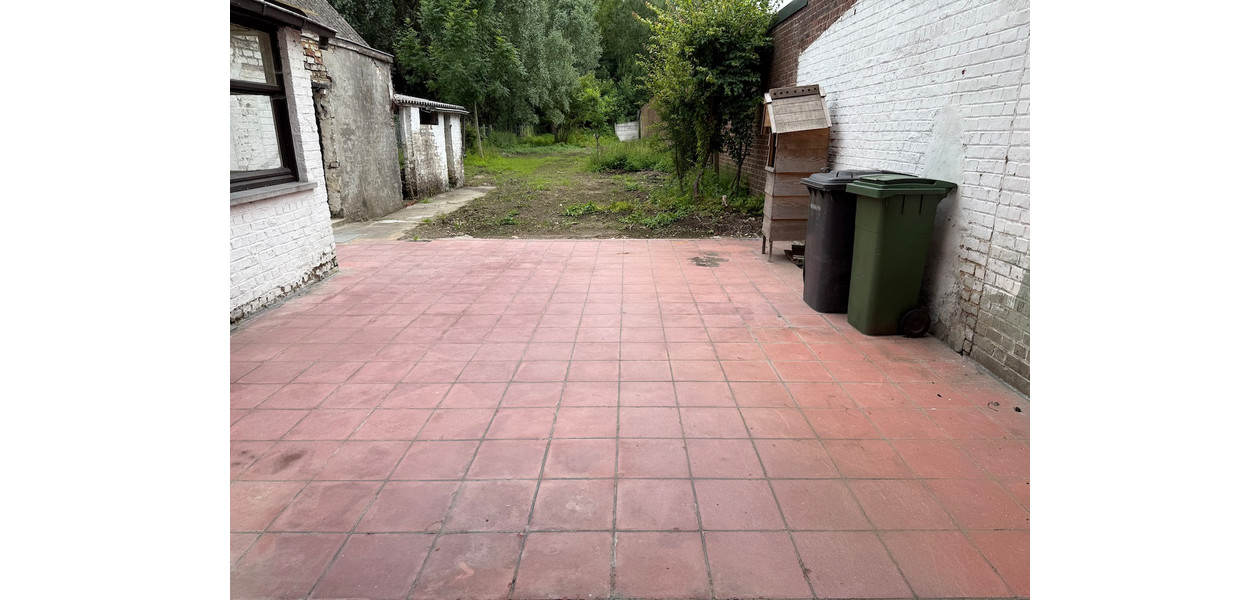 PROFESSION ET HABITATION DANS UN IMMEUBLE. IMMENSE JARDIN