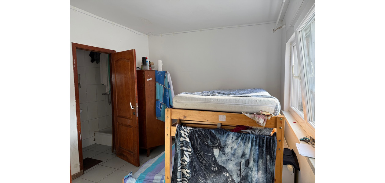 HEEL RUIME FAMILIALE WONING MET 4 SLPKMRS EN TUIN