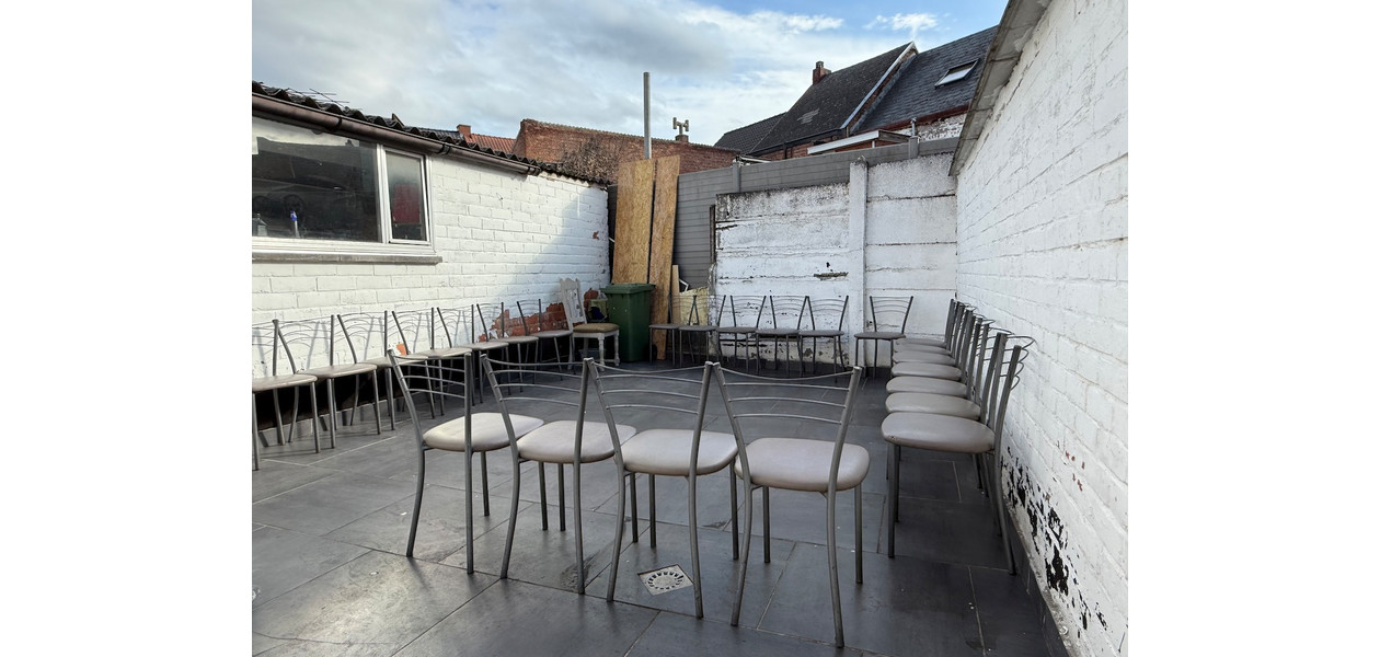 HEEL RUIME FAMILIALE WONING MET 4 SLPKMRS EN TUIN