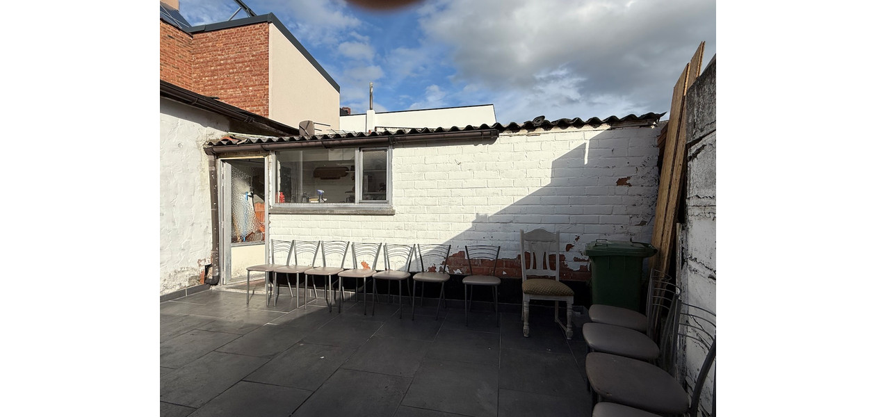 HEEL RUIME FAMILIALE WONING MET 4 SLPKMRS EN TUIN