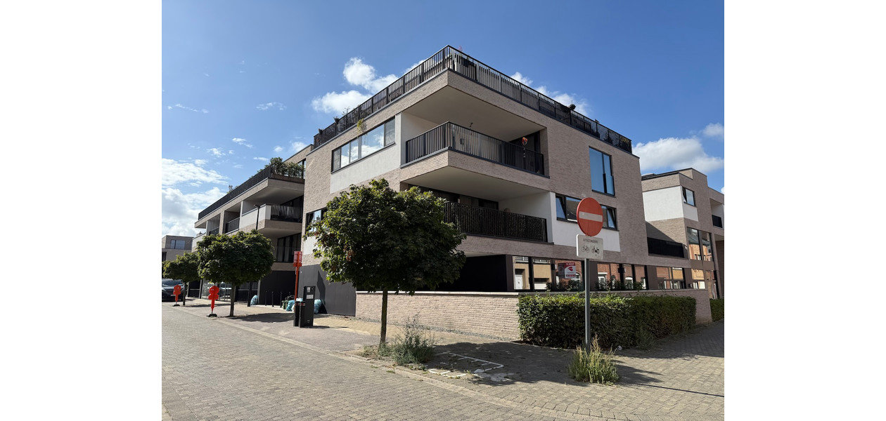 RECENT APP MET 2 SLPKMRS, 2 BADKMRS EN GROOT TERRAS