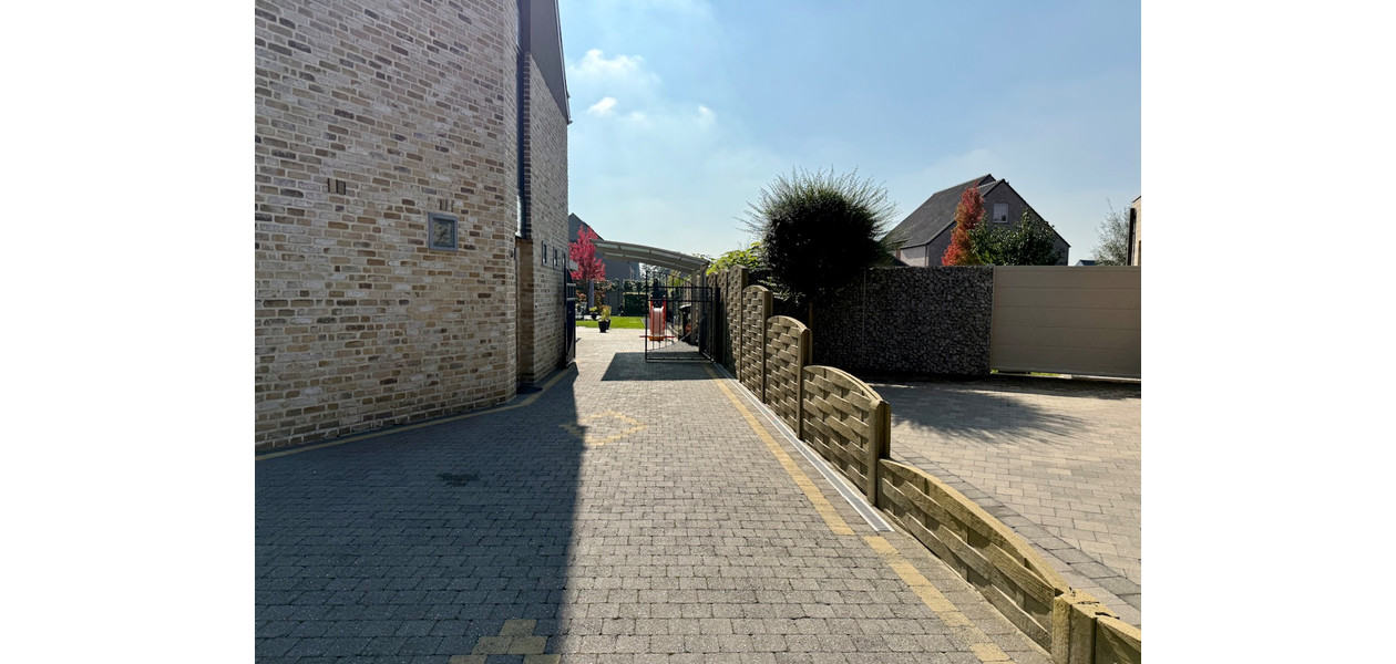 UITERST RUSTIG EN RESIDENTIEEL HOB MET 4 SLAAPKAMERS, GARAGE EN PRACHTIGE TUIN