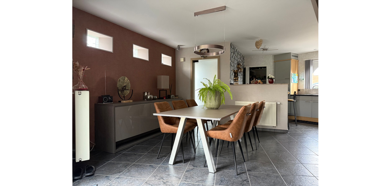 UITERST RUSTIG EN RESIDENTIEEL HOB MET 4 SLAAPKAMERS, GARAGE EN PRACHTIGE TUIN