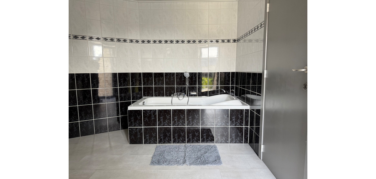 UITERST RUSTIG EN RESIDENTIEEL HOB MET 4 SLAAPKAMERS, GARAGE EN PRACHTIGE TUIN