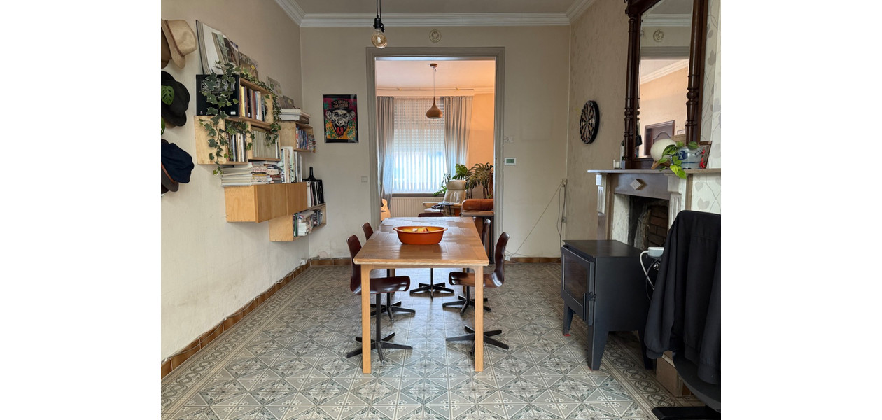 RUIME TE RENOVEREN STIJLVOLLE WONING MET IMMENSE TUIN, GARAGE