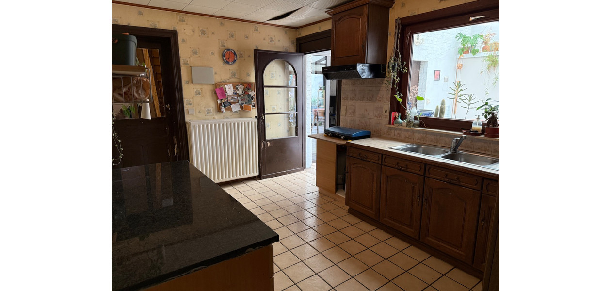 RUIME TE RENOVEREN STIJLVOLLE WONING MET IMMENSE TUIN, GARAGE