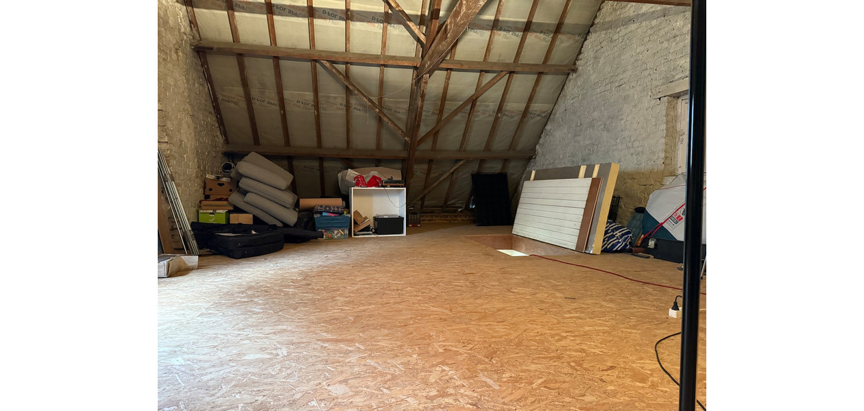 RUIME TE RENOVEREN STIJLVOLLE WONING MET IMMENSE TUIN, GARAGE