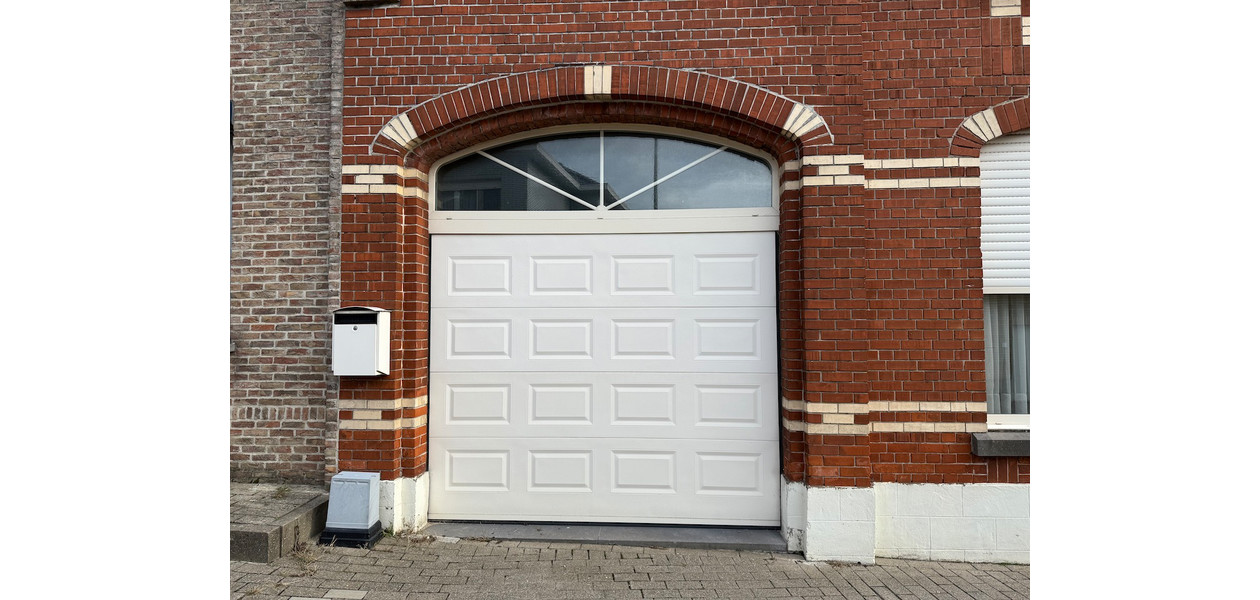 RUIME TE RENOVEREN STIJLVOLLE WONING MET IMMENSE TUIN, GARAGE