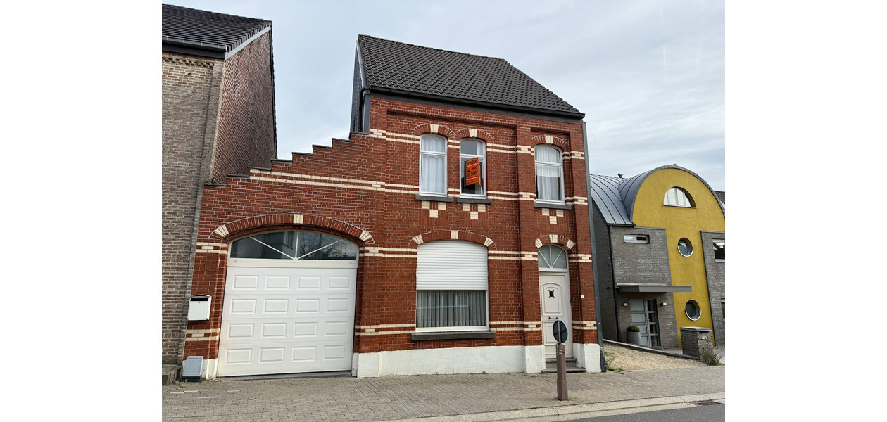 RUIME TE RENOVEREN STIJLVOLLE WONING MET IMMENSE TUIN, GARAGE