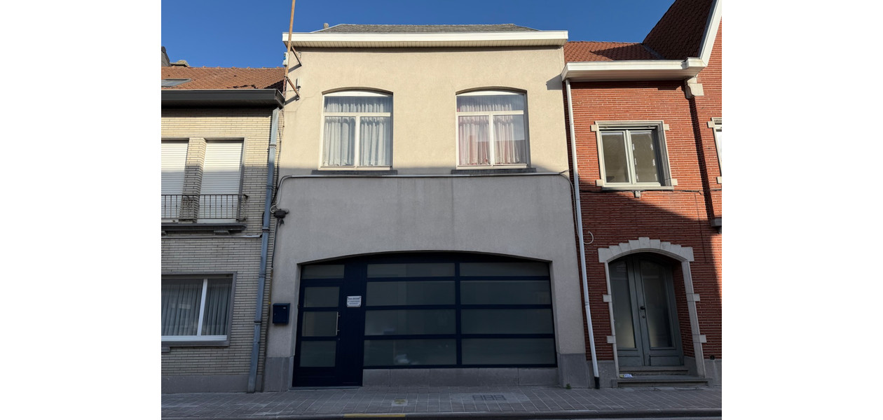 MAISON TRÈS SPACIEUSE EN CENTRE-VILLE. JARDIN ET GARAGE