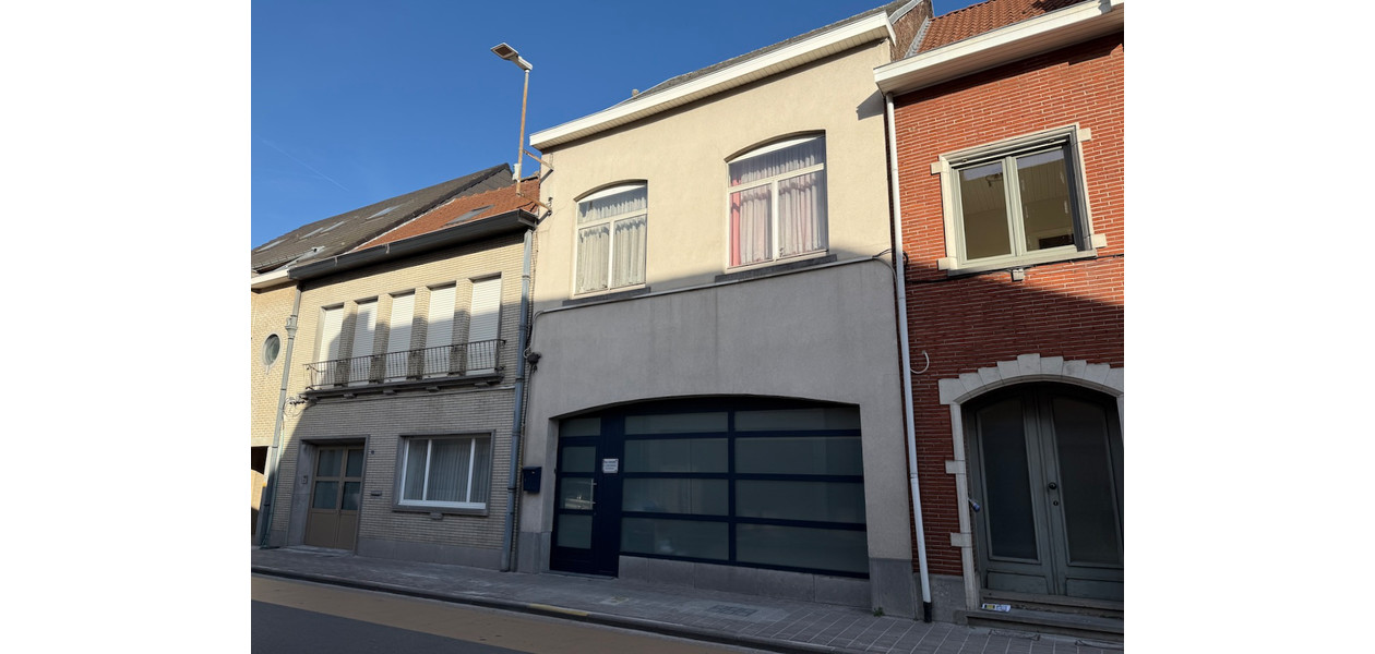 MAISON TRÈS SPACIEUSE EN CENTRE-VILLE. JARDIN ET GARAGE