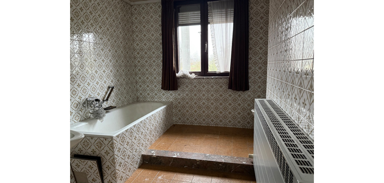 RUIME TE RENOVEREN GEZINSWONING MET TUIN