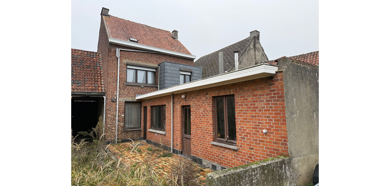 RUIME TE RENOVEREN GEZINSWONING MET TUIN