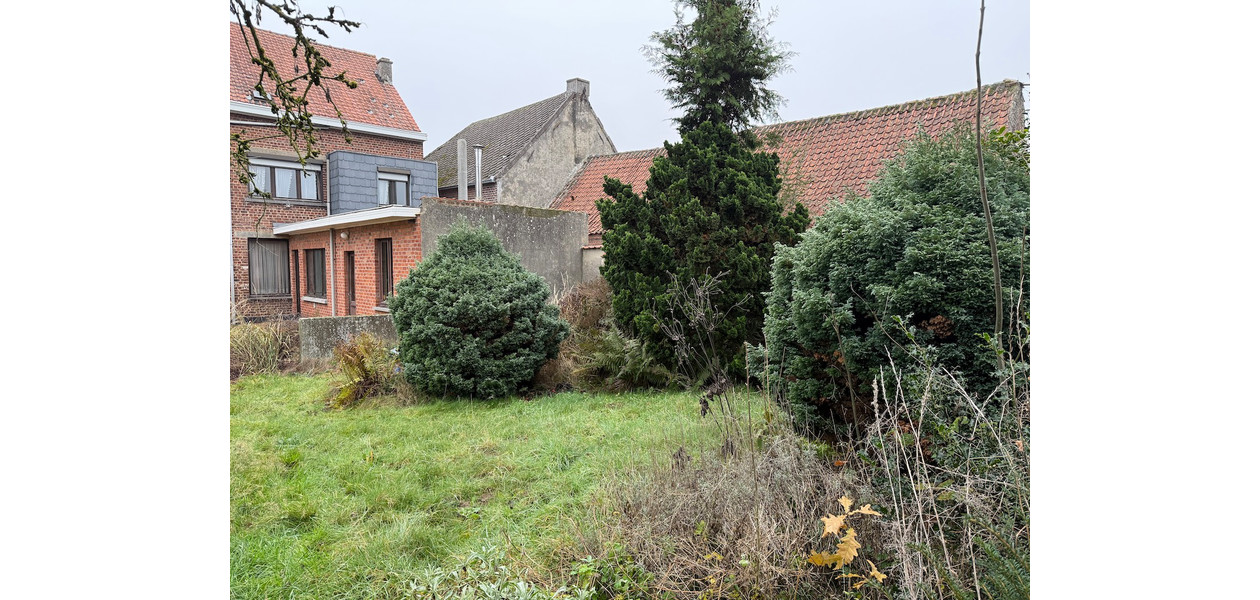 RUIME TE RENOVEREN GEZINSWONING MET TUIN