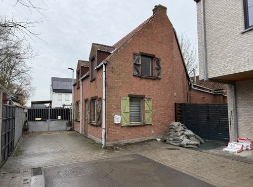 Uniek gelegen te renoveren karakterwoning,  4 slpkmrs en grote tuin
