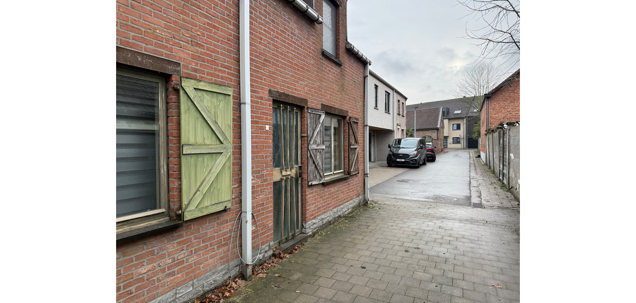 Uniek gelegen te renoveren karakterwoning,  4 slpkmrs en grote tuin