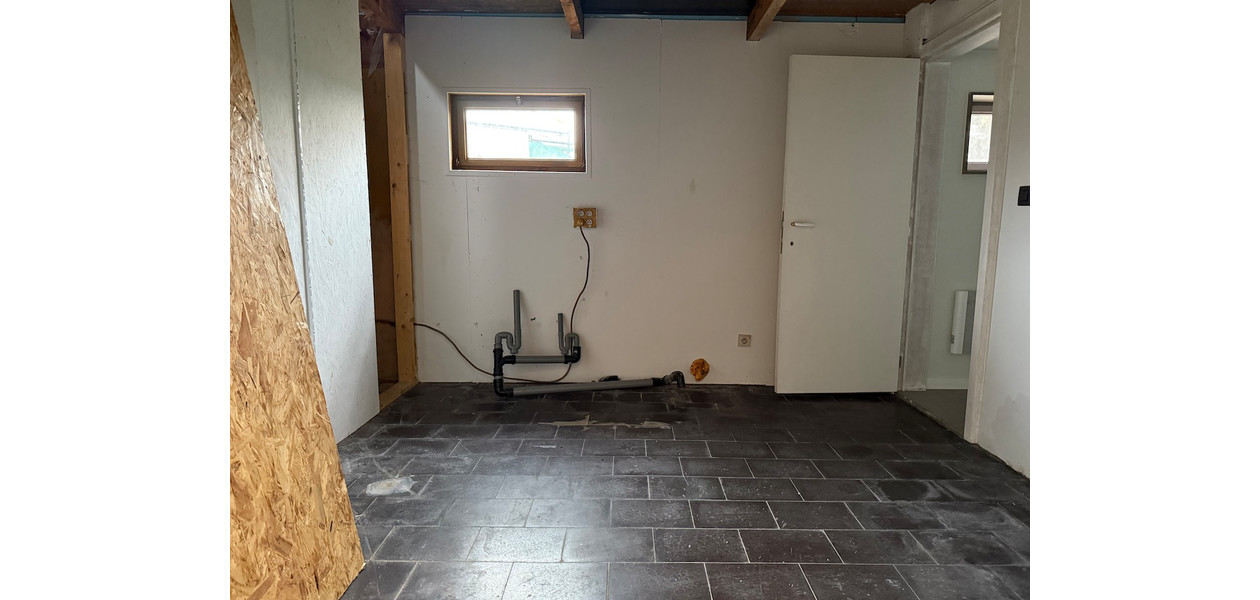 Uniek gelegen te renoveren karakterwoning,  4 slpkmrs en grote tuin