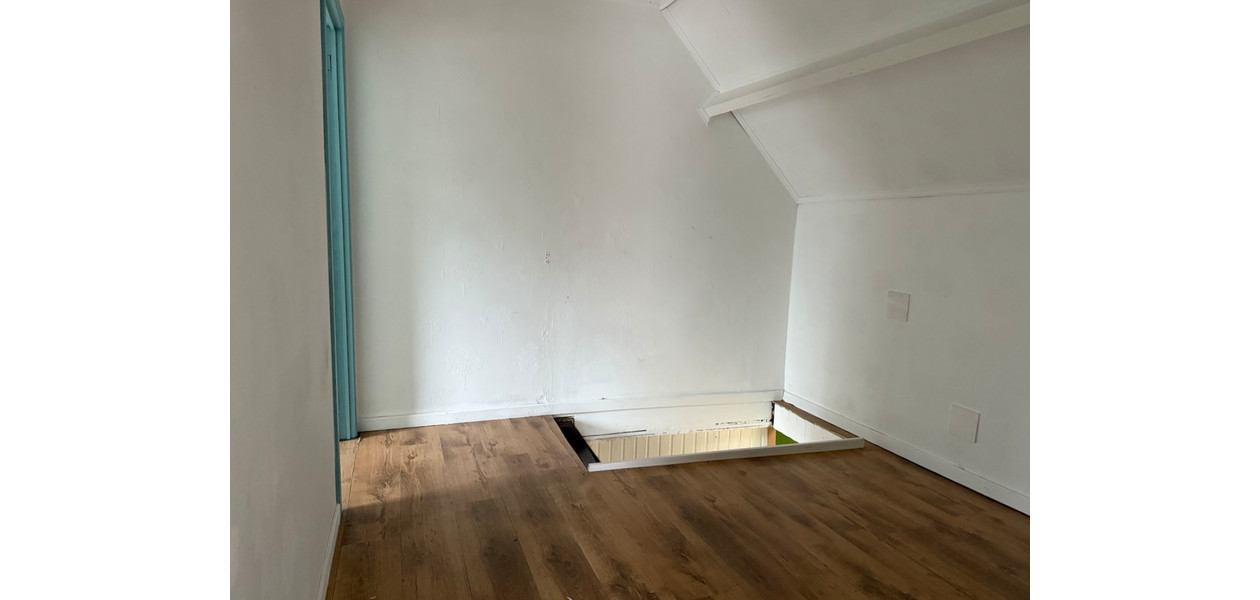 Uniek gelegen te renoveren karakterwoning,  4 slpkmrs en grote tuin