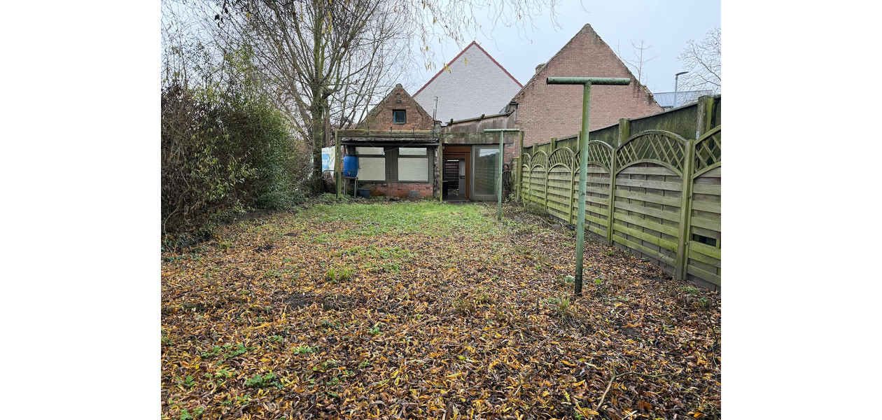 Uniek gelegen te renoveren karakterwoning,  4 slpkmrs en grote tuin